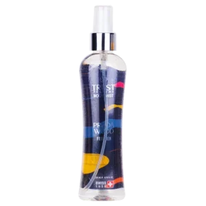 استحمام و دوش‌گرفتن، بوی بد ناشی از تعریق و آلاینده‌ها را از بین می‌برد؛ اما بعد از استحمام به خوشبوکننده‌ای نیاز است که عطر تن شما را منحصربه‌فرد کند. بادی میست، یک عطر سبک است که در طول روز می‌توانید چندین بار از آن استفاده کنید و حس تازگی را به خود و اطرافیان‌تان هدیه دهید. بادی میست مردانه تراست مدل Prada Wood، بویی مرموز، عمیق و اصیل دارد که حس منحصربه‌فرد بودن را القا می‌کند. رایحه ابتدایی آن پر از تازگی مرکباتی مثل ترنج، لیمو و پرتقال است که با عطر زنجبیل و هل تلفیق شده است. در نهایت عطر چوب‌های سفید و عنبر از خودش به جا می‌گذارد. روش مصرف: از فاصله 15 سانتی‌متر از بدن روی پوست تمیز اسپری شود. هشدارها: درب محصول پس از هر بار استفاده بسته شود. دور از نور مستقیم خورشید نگهداری شود. دور از دسترس اطفال نگهداری شود.