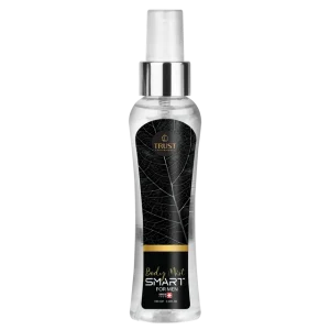 استحمام و دوش‌گرفتن، بوی بد ناشی از تعریق و آلاینده‌ها را از بین می‌برد؛ اما بعد از استحمام به خوشبوکننده‌ای نیاز است که عطر تن شما را منحصربه‌فرد کند. بادی میست، یک عطر سبک است که در طول روز می‌توانید چندین بار از آن استفاده کنید و حس تازگی را به خود و اطرافیان‌تان هدیه دهید. بادی میست مردانه تراست مدل Smart با رایحه‌ای خنک و اصیل در اختیار شما قرار می‌گیرد. نت آغازی آن شامل لیمو، بهار نارنج و سیب سبز است که با هم ترکیب شده‌اند تا حس تازگی مرکبات را به شما منتقل کنند. در نت میانی، برگ بنفشه، زنجبیل، جوز، رزماری، گل شمعدانی و هل جای دارند که باعث ایجاد یک رایحه گرم و مرموز می‌شوند. در نت پایانی، خس خس، دانه تونکا، سرخالو، چوب درخت ساج و سدر هستند و با عطر چوبی و عنبری خود، این بادی میست را استثنایی جلوه می‌دهند. این ترکیبات متنوع با هم، یک بوی منحصربه‌فرد ایجاد می‌کنند که حس اصالت و جذابیت را به شما القا می‌کند. روش مصرف: از فاصله 15 سانتی‌متر از بدن روی پوست تمیز اسپری شود. هشدارها: درب محصول پس از هر بار استفاده بسته شود. دور از نور مستقیم خورشید نگهداری شود. دور از دسترس اطفال نگهداری شود.